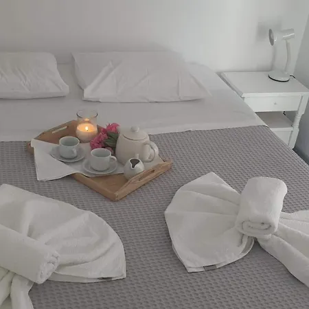 מלון Anezina Village 3*